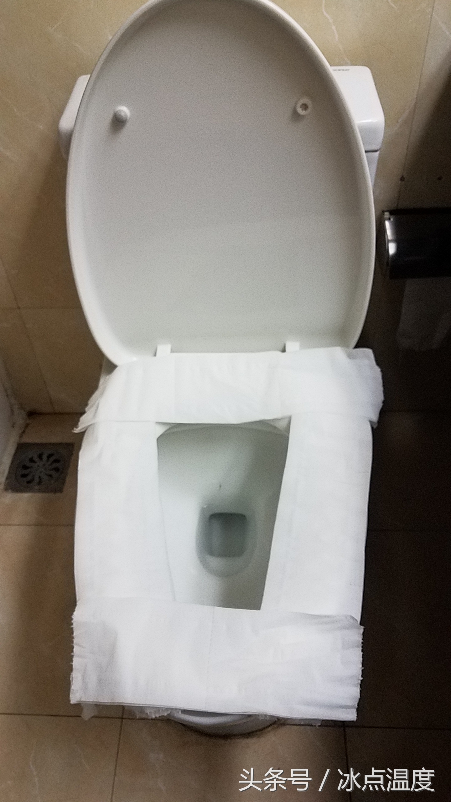 出门在外必须掌握这项实用技能：30秒制作一次性马桶垫
