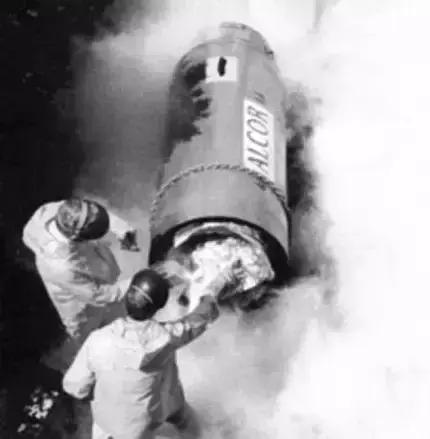 为了复活50年前的“冷冻人”，这个维修工背负了半世纪的骂名