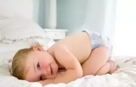 妈呀！看完赶紧丢掉纸尿裤！再也不敢用了