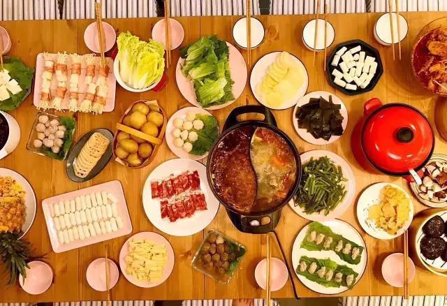 她离开城市回到故乡造了一个卖蛋糕咖啡的公益图书馆