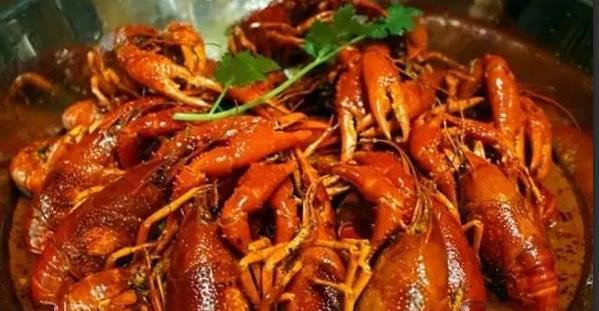 厦门深夜美食小龙虾,厦门和朋友吃小龙虾