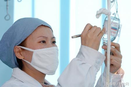 护士换错液体怎样和病人解释,护士换错液体医院会怎么处理