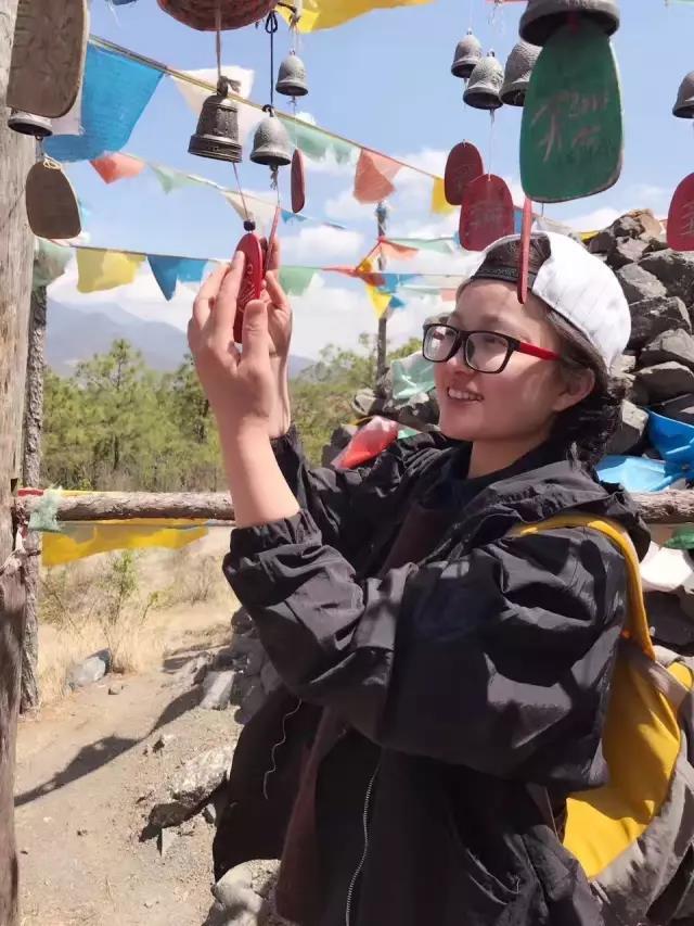 她离开城市回到故乡造了一个卖蛋糕咖啡的公益图书馆