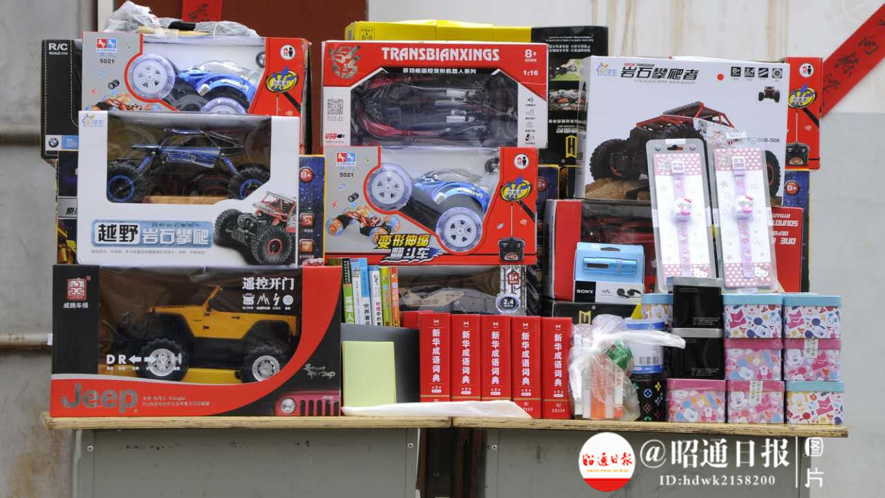 不远千里来昭通山区，中建二局三公司职工为的是和孩子过一个节日