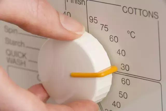 白衣服怎么洗才能变白不用工具,白色衣服发黄怎么洗白简单小妙招