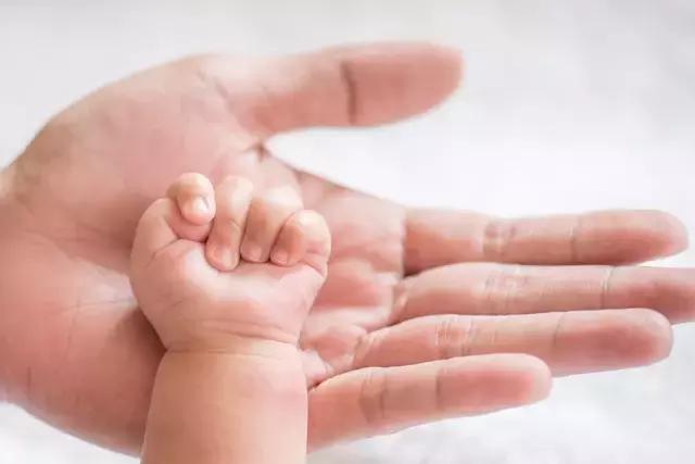 宝宝指甲太软多大就不断了,宝宝指甲白脆是怎么回事