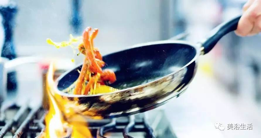 油锅起火加油灭火原理,油锅着火倒入较多蔬菜灭火原理