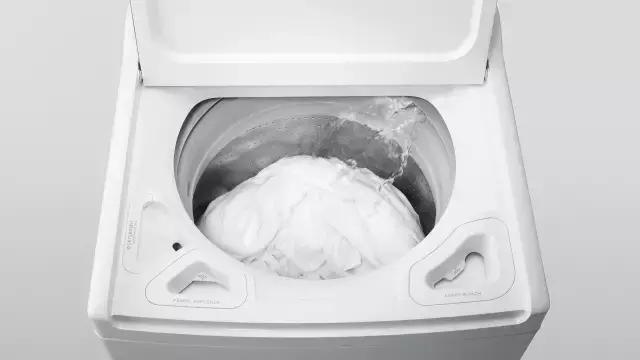 白衣服怎么洗才能变白不用工具,白色衣服发黄怎么洗白简单小妙招