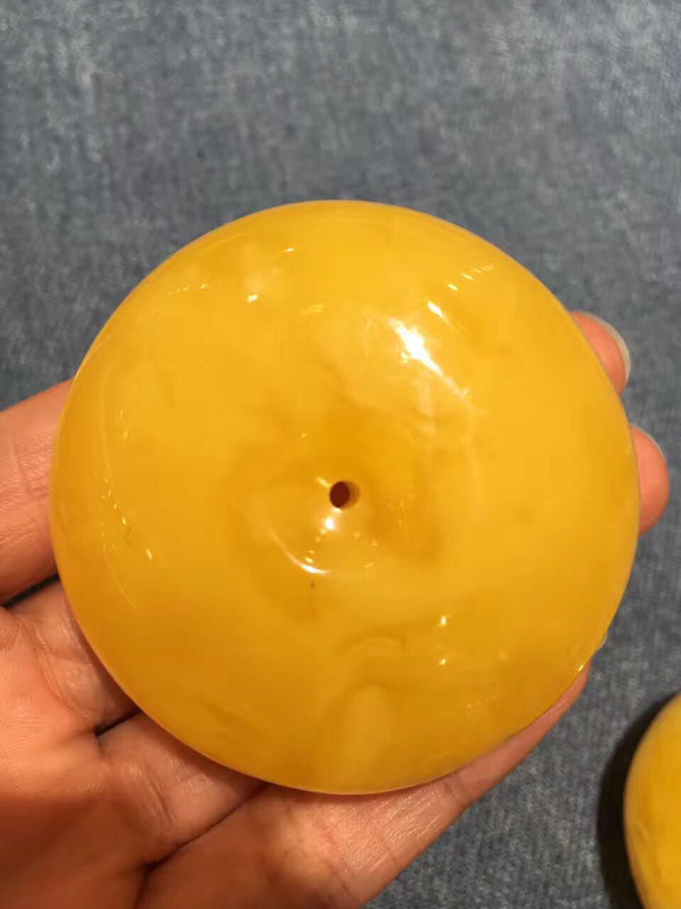 鸡油黄蜜蜡和白蜜哪个好,鸡油黄蜜蜡好看还是白花蜜蜡好看