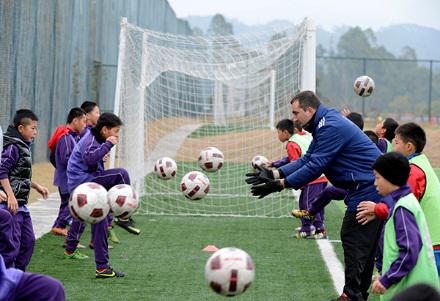欧冠狂欢盛典实况足球,恒大足校马德里杯