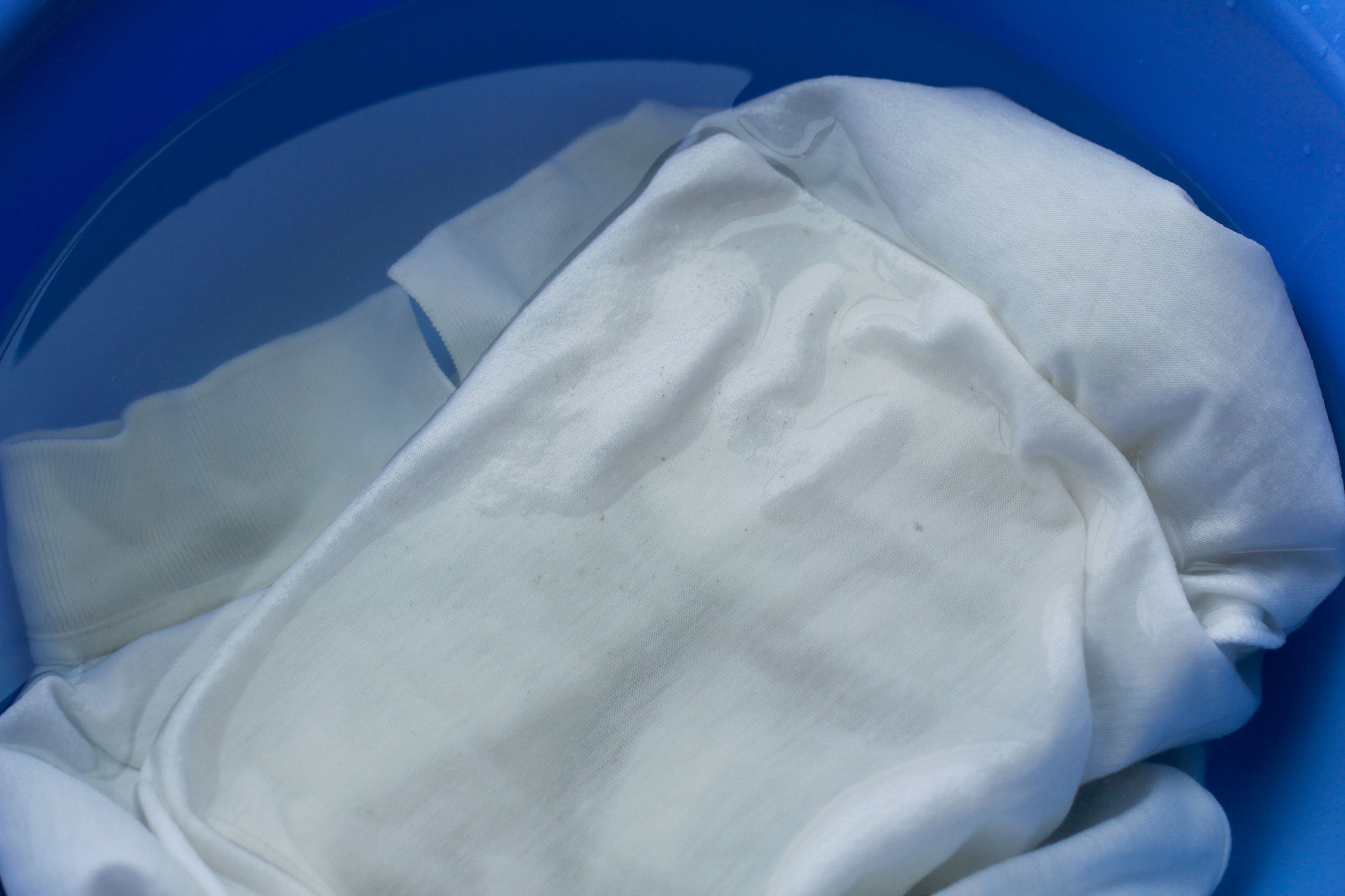 白衣服怎么洗才能变白不用工具,白色衣服发黄怎么洗白简单小妙招