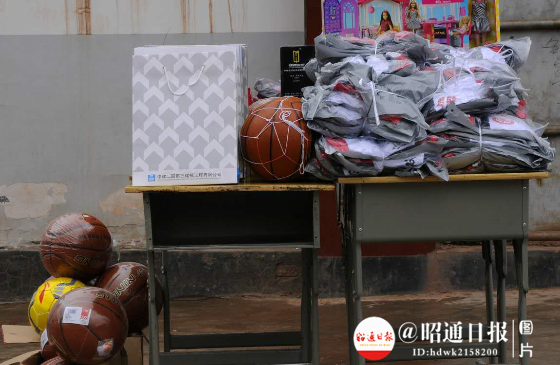 不远千里来昭通山区，中建二局三公司职工为的是和孩子过一个节日