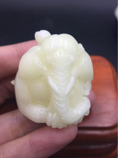 鸡油黄蜜蜡和白蜜哪个好,鸡油黄蜜蜡好看还是白花蜜蜡好看