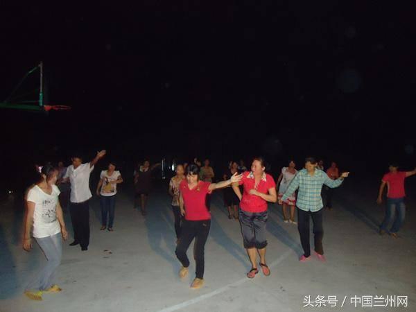 广场舞大妈和篮球小伙争场地后续,广场舞大妈和篮球小子终于对决了