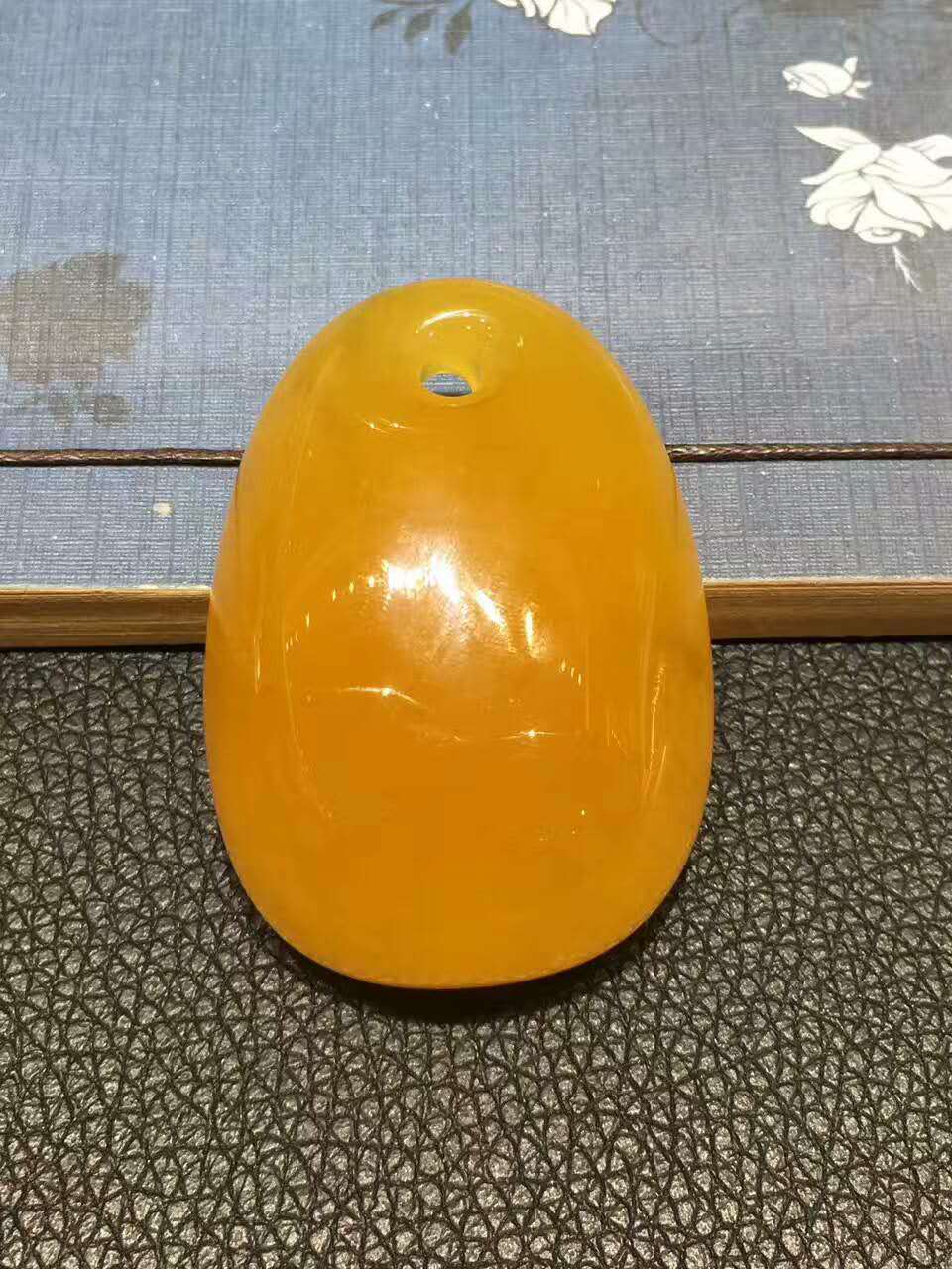 鸡油黄蜜蜡和白蜜哪个好,鸡油黄蜜蜡好看还是白花蜜蜡好看