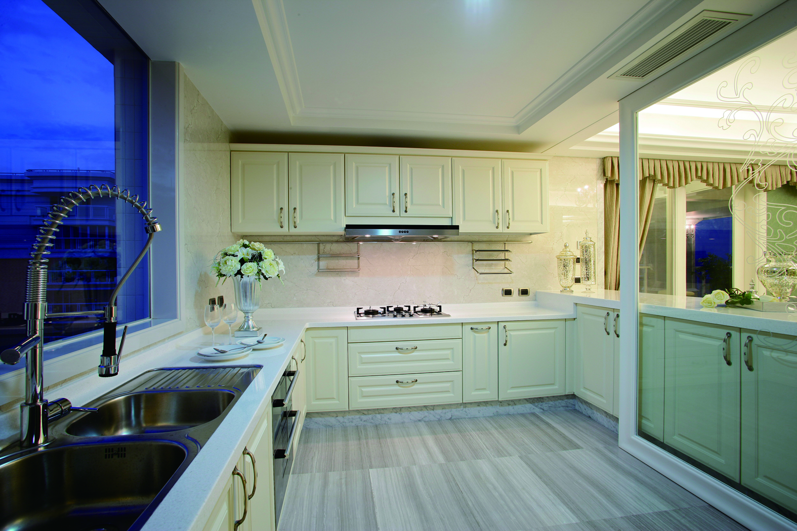 法式装修玻璃隔断房,郑州客厅玻璃隔断设计