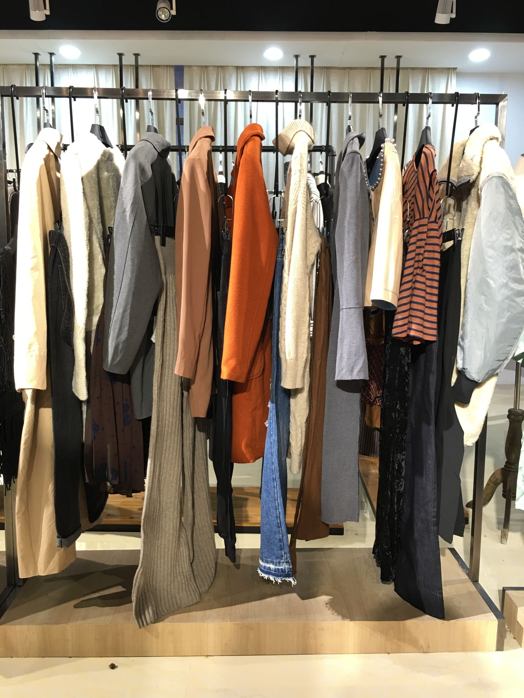 女装批发一手货源厂家,品牌折扣女装正品哪里拿货