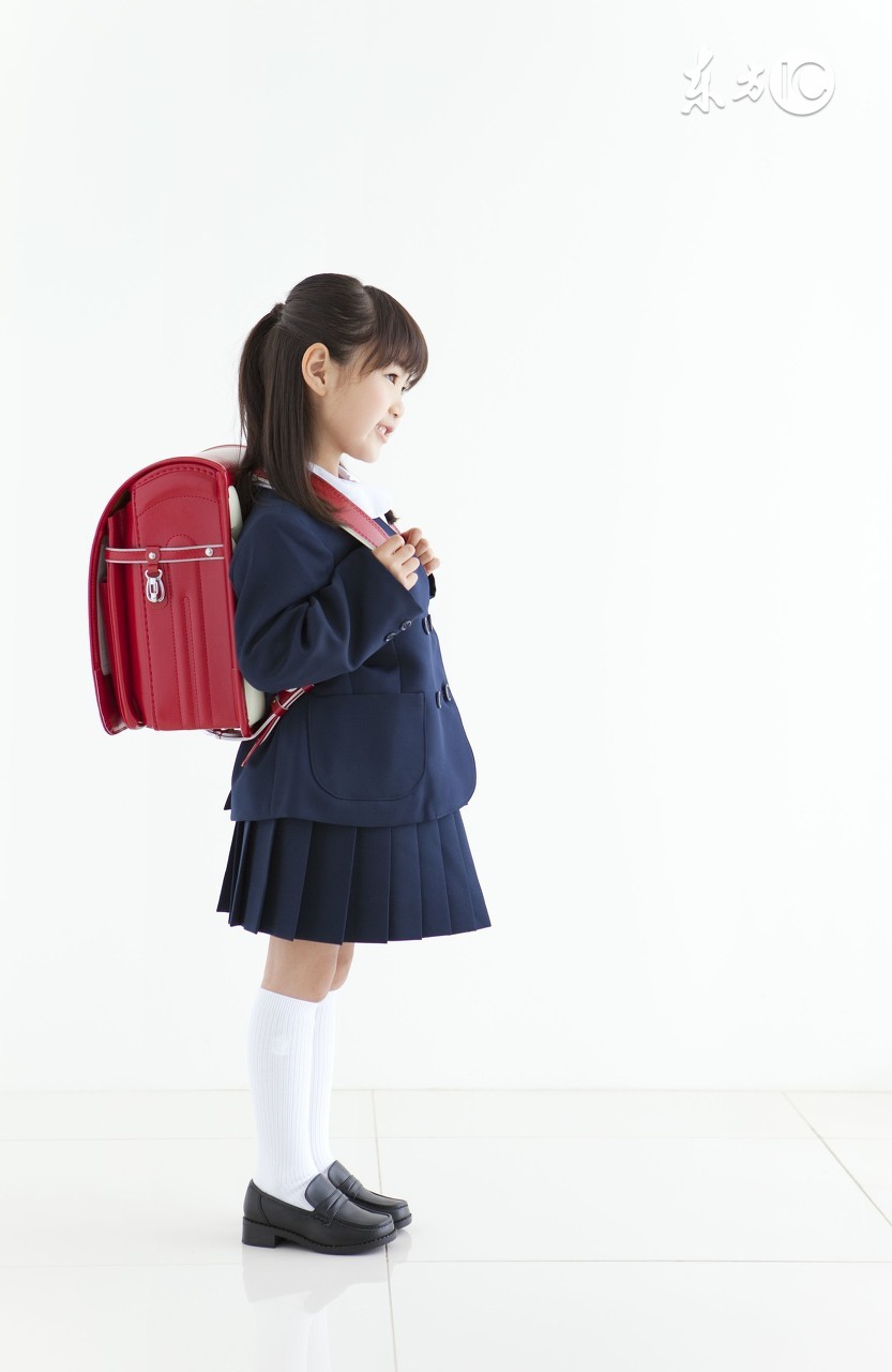 女儿偷偷在书包里藏东西,女儿偷偷在书包藏零食