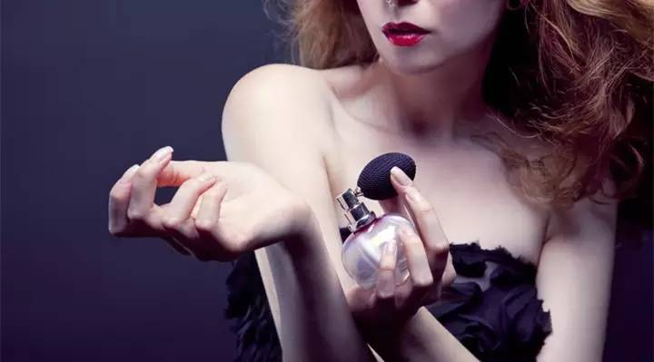 香水选错会怎么样,香水喷多了会熏出来吗