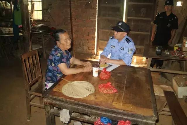 七旬老人离婚后成黑户警方还“身份”将户口送上门！