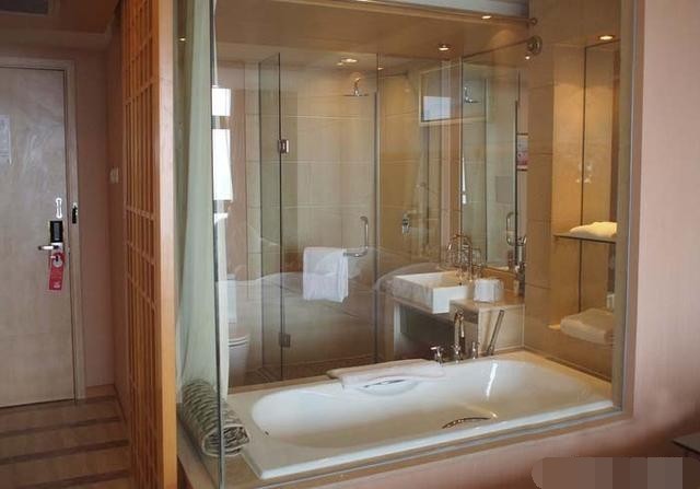 上周末和男朋友去旅游，发现酒店卫生间做成透明的，什么原因啊？