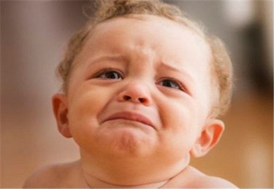 宝宝奶头肥大，把里面白水挤出来能变好吗