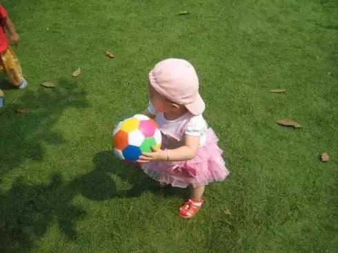 孩子爱粘人怎么解决,小孩粘人怎么克服