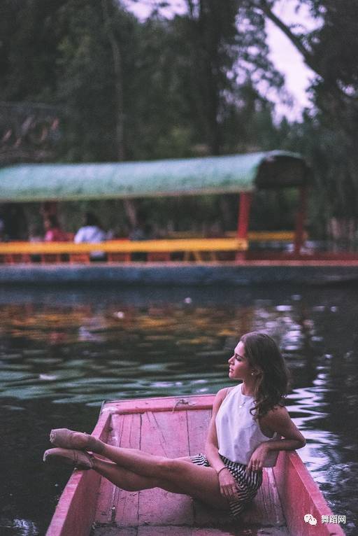 一群芭蕾舞者走上街头,一群芭蕾舞者视频