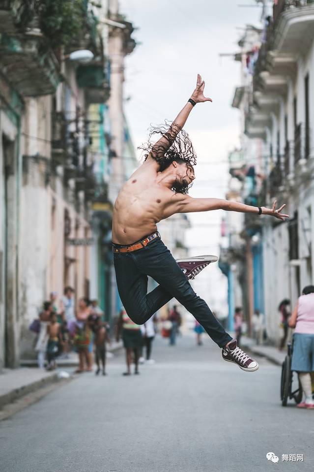 一群芭蕾舞者走上街头,一群芭蕾舞者视频