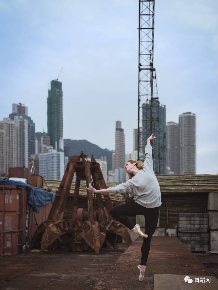 一群芭蕾舞者走上街头,一群芭蕾舞者视频