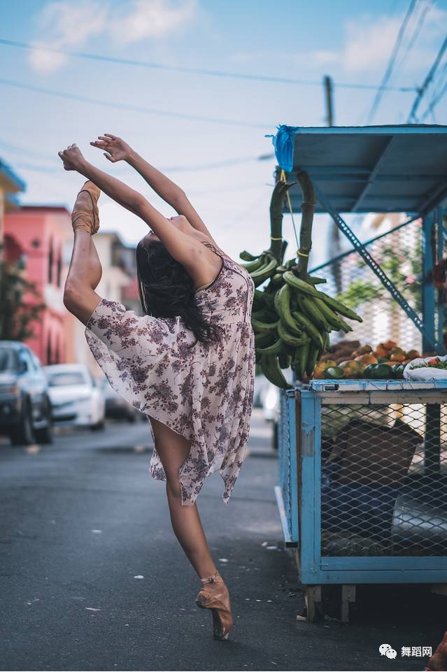 一群芭蕾舞者走上街头,一群芭蕾舞者视频