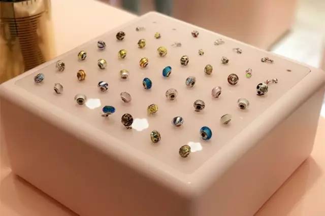 能把一条柴犬请来当服务员，也只有杭州这家新晋网红商场了吧……这波刷卡5折攻略，你一定收好！