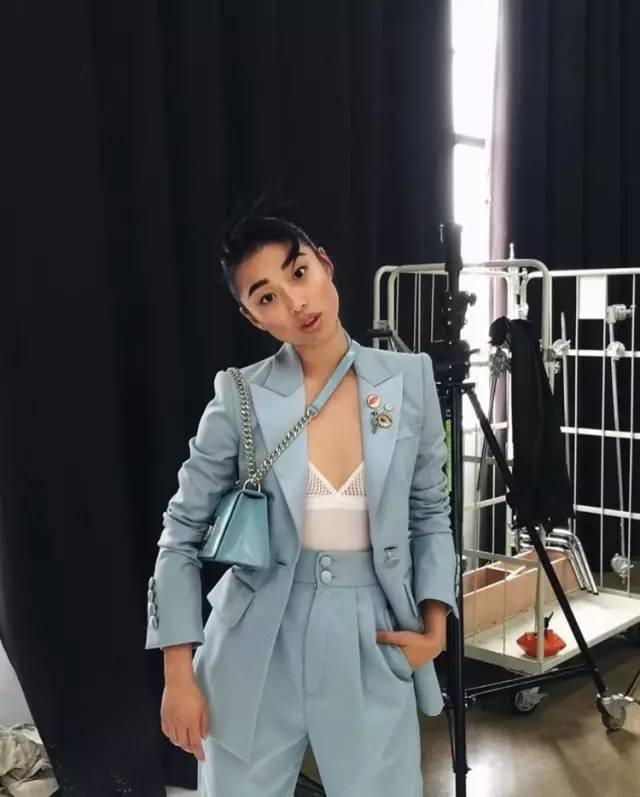 她是身高不到一米六的“丑小鸭”，靠才华和品位玩转时尚圈