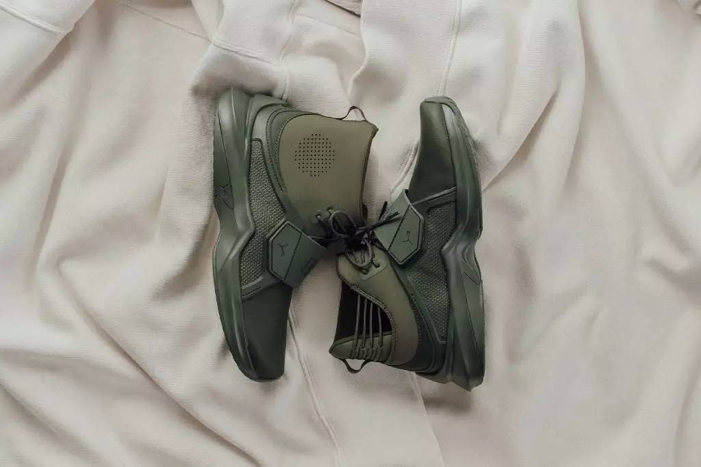 “看到这4双联名球鞋，就知道贫穷没有抛弃我”