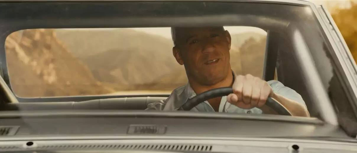 握方向盘的姿势看驾龄,手握方向盘的姿势代表什么