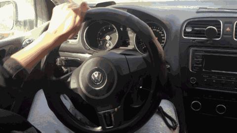 握方向盘的姿势看驾龄,手握方向盘的姿势代表什么