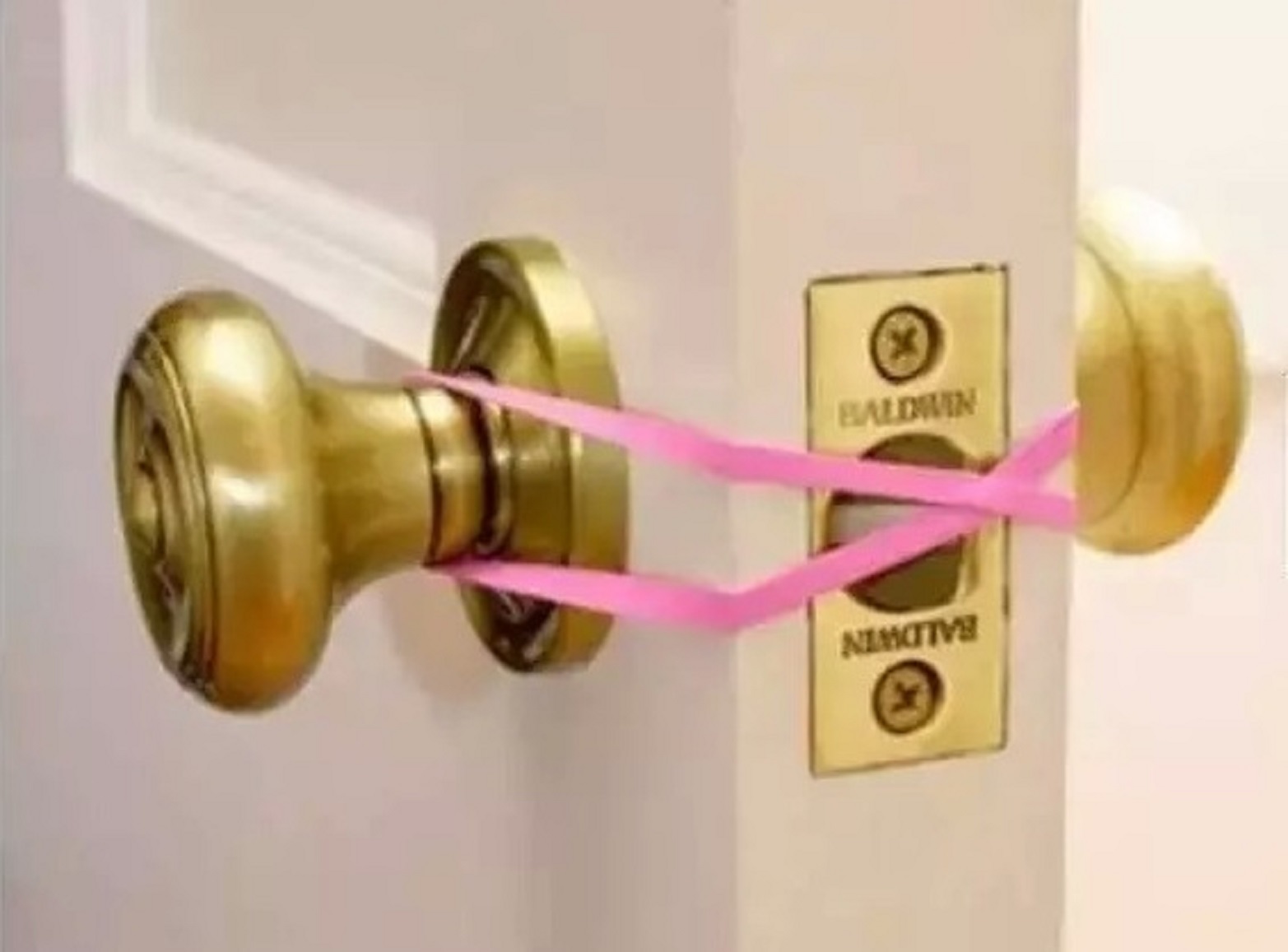 小孩子自己在卧室反锁了怎么办,孩子不小心把自己锁在保险柜