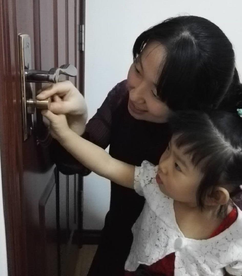 小孩子自己在卧室反锁了怎么办,孩子不小心把自己锁在保险柜
