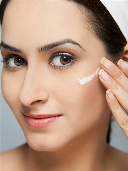 快速消除鱼尾纹手法视频女生,三招教你祛除鱼尾纹还你光滑肌肤