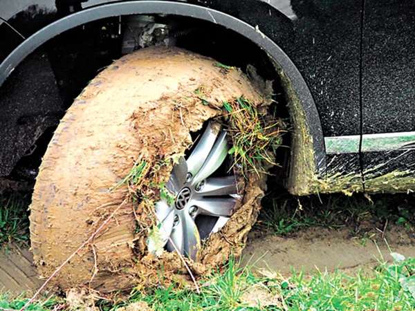 车陷入泥里怎么弄出来,车子陷进泥里出不来