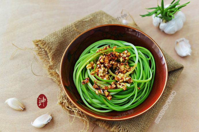 蒜薹撕开怎么做好吃,肉丝炒蒜薹怎样才能使蒜薹入味