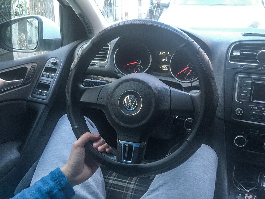 握方向盘的姿势看驾龄,手握方向盘的姿势代表什么