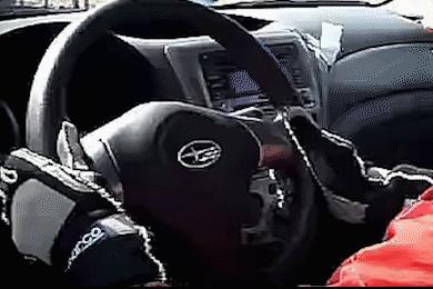 握方向盘的姿势看驾龄,手握方向盘的姿势代表什么