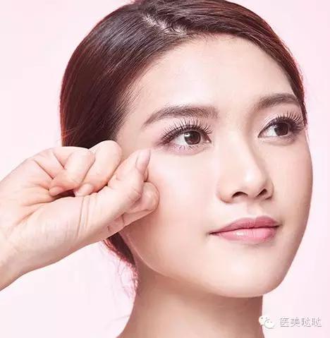 脸敏感泛红冒痘怎么解决 (春季脸干爆皮起痘)