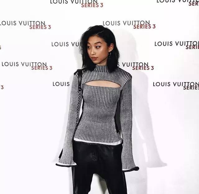 她是身高不到一米六的“丑小鸭”，靠才华和品位玩转时尚圈