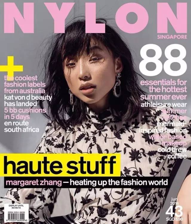 她是身高不到一米六的“丑小鸭”，靠才华和品位玩转时尚圈