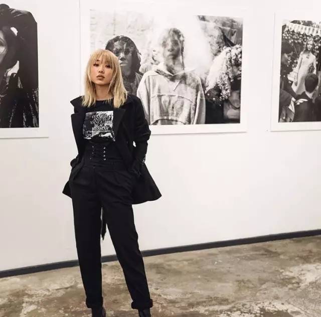 她是身高不到一米六的“丑小鸭”，靠才华和品位玩转时尚圈