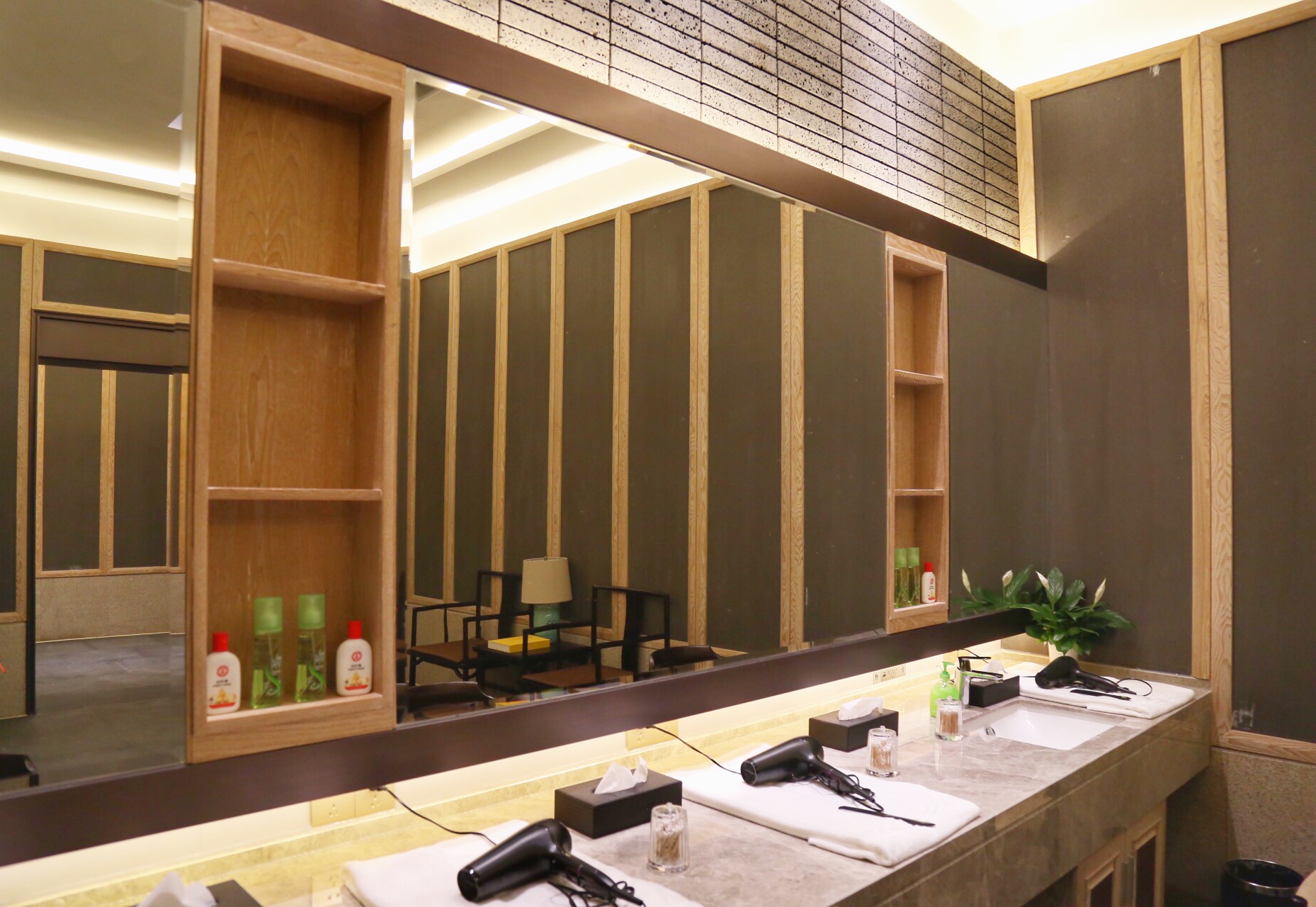 天沐温泉和汤泊温泉哪个好,长白山天沐戴斯温泉酒店温泉