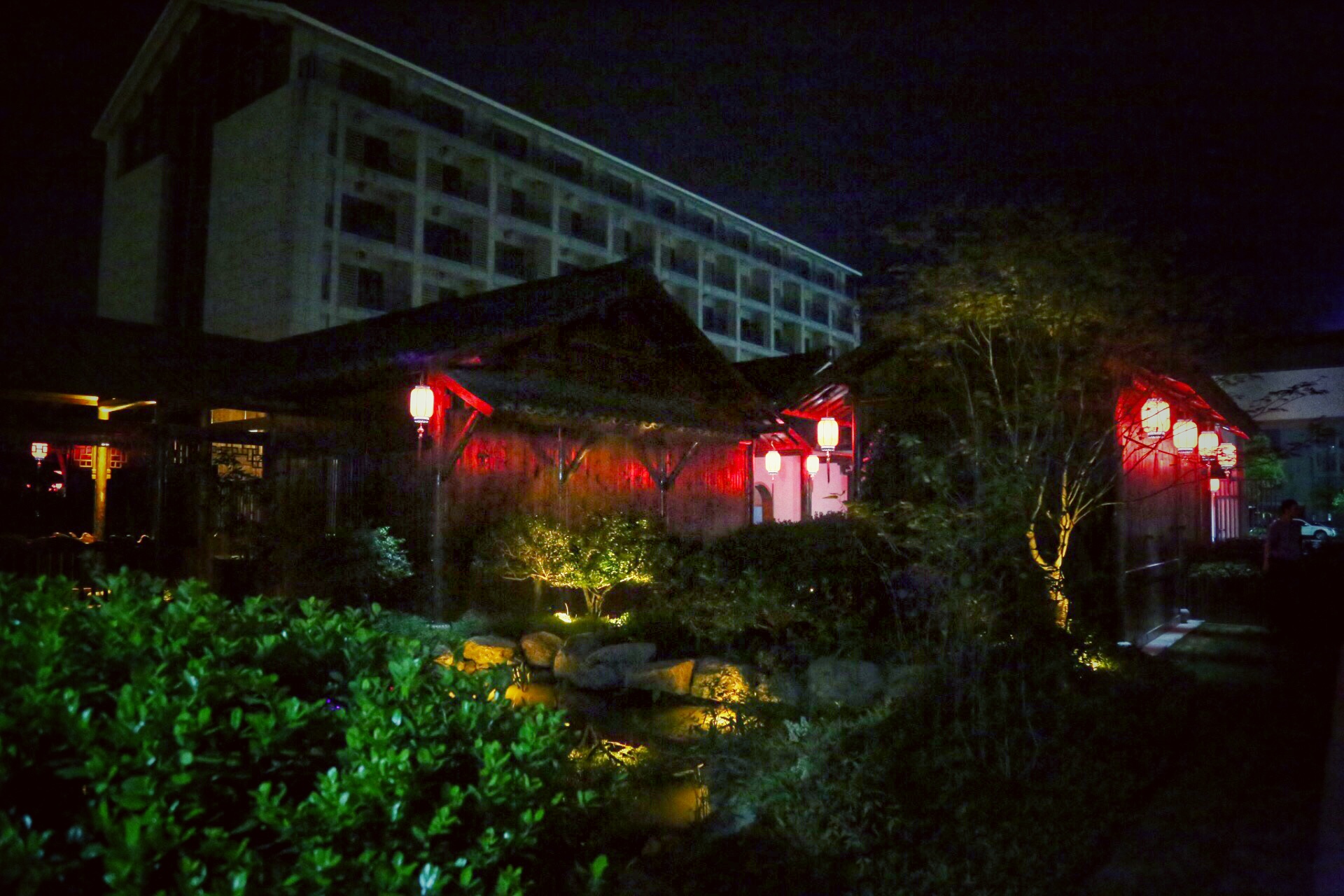 天沐温泉和汤泊温泉哪个好,长白山天沐戴斯温泉酒店温泉