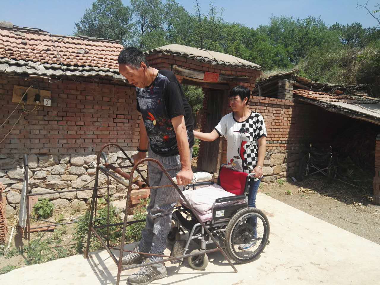 他，身高世界第五如今却已无法站立